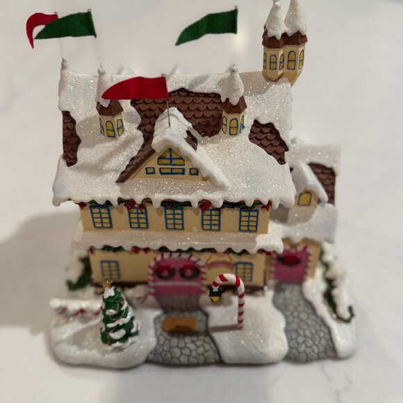 Hawthorne Village - "Santa & Mrs Claus's Castle" Piece - Picture 7 of 8